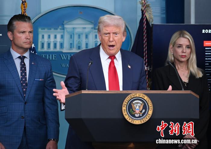 当地时间8月11日,华盛顿,美国总统特朗普在白宫举行的记者会上谈到即将举行的美俄元首会晤时表示,“我相信会有建设性的对话”。 中新社记者 陈孟统 摄 当地时间8月11日,华盛顿,美国总统特朗普在白宫举行的记者会上谈到即将举行的美俄元首会晤时表示,“我相信会有建设性的对话”。 中新社记者 陈孟统 摄